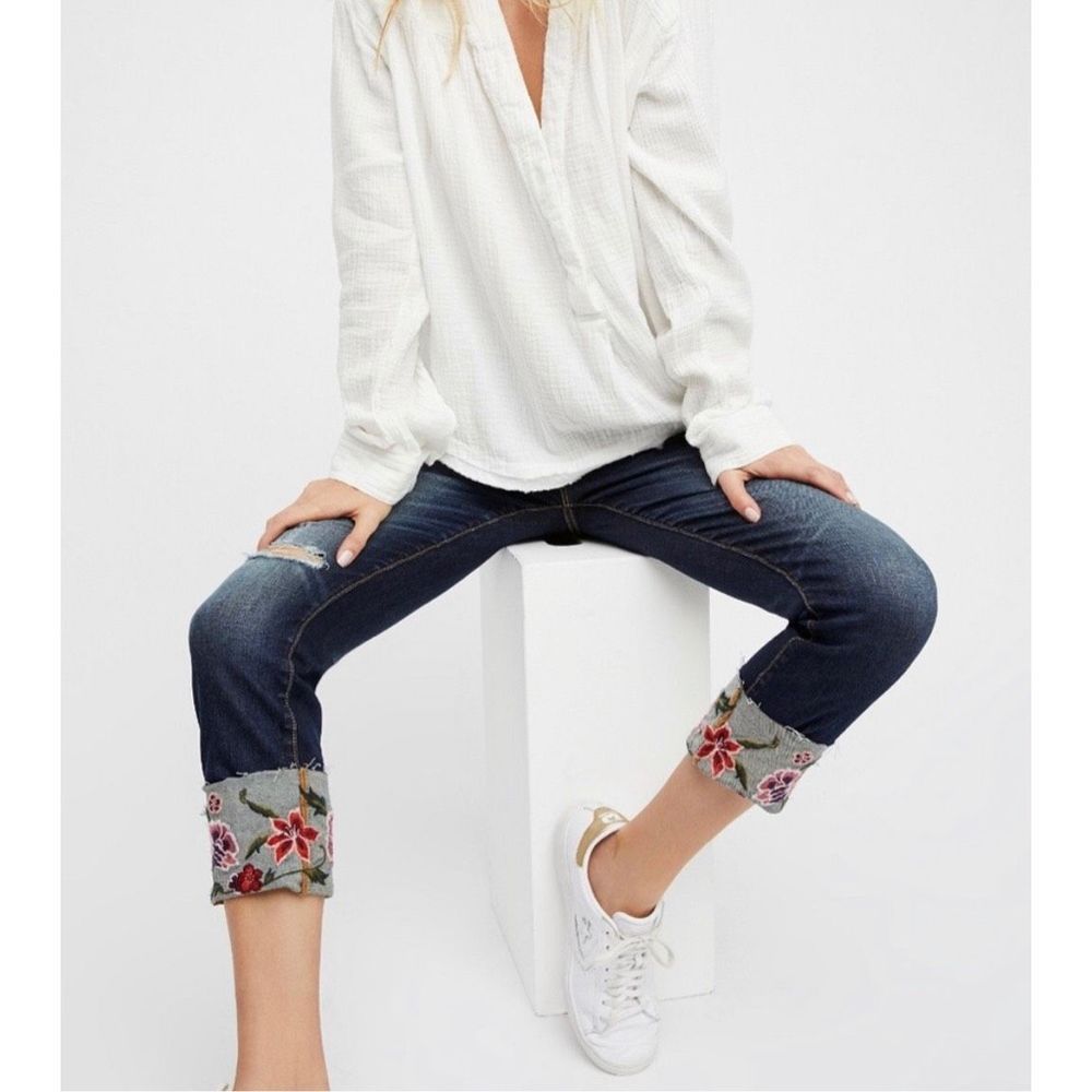 DRIFTWOOD Colette Floral Embroidered  Dark Blue Cropped Jeans Size 30